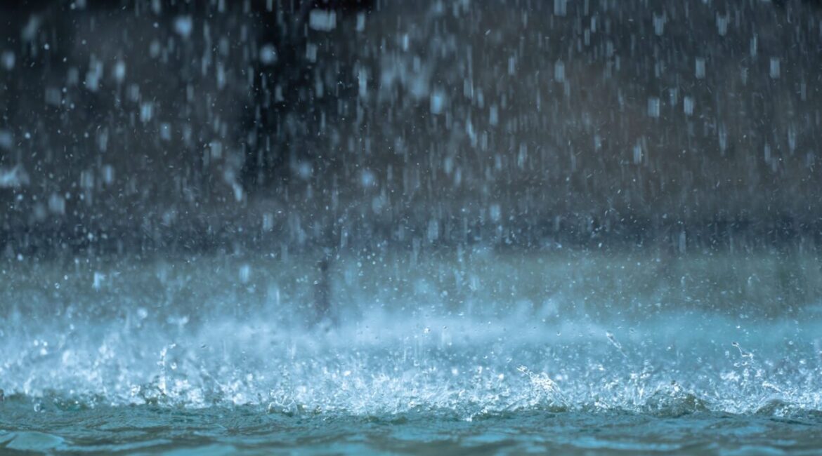 Image of heavy rain falling to the ground and splashing