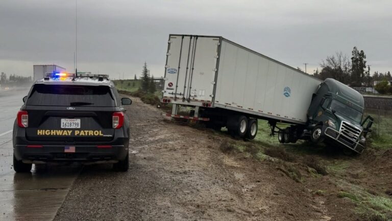 Heavy Rain Sparks Semi Crash in Merced County - GV Wire
