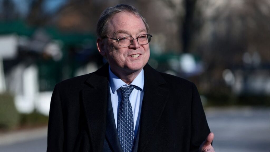 Kevin Hassett, Director of the National Economic Council, speaks to the media outside the White House in Washington, D.C., U.S., December 16, 2025. (Reuters/Evelyn Hockstein)