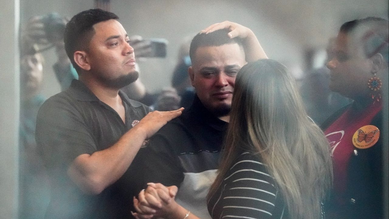 Kilmar Abrego, the migrant whose wrongful deportation to El Salvador made him a symbol of U.S. President Donald Trump's aggressive immigration policies, holds his wife Jennifer Vasquez Sura's hand, as he appears for a check-in at the ICE Baltimore field office three days after his release from criminal custody in Tennessee, in Baltimore, Maryland, U.S. August 25, 2025. Picture taken through glass. (Reuters/Elizabeth Frantz)
