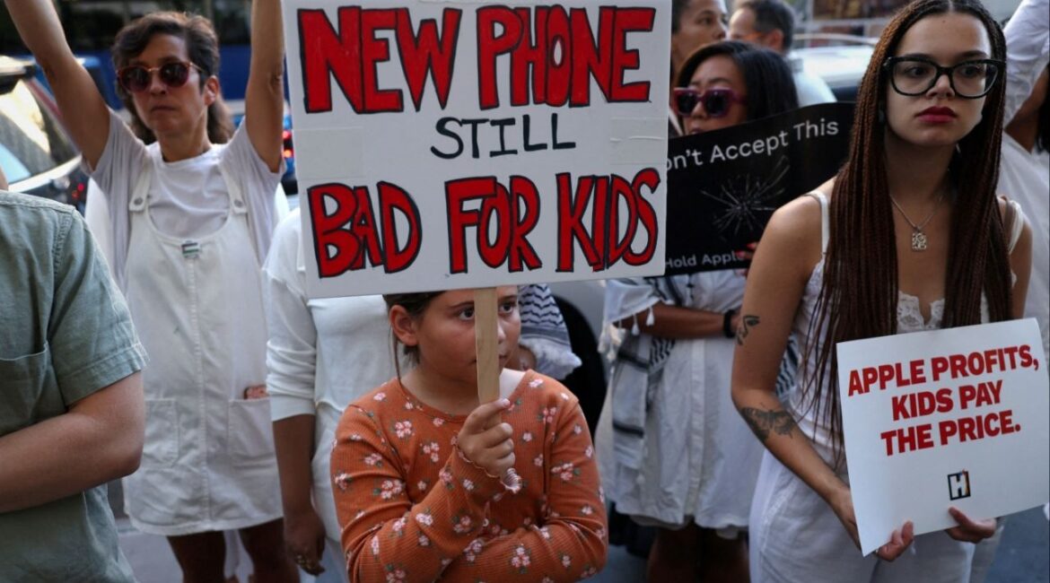 People demonstrate as Apple CEO Tim Cook visits a store, as the iPhone 17 series goes on sale, in New York City, U.S., September 19, 2025. (Reuters File)