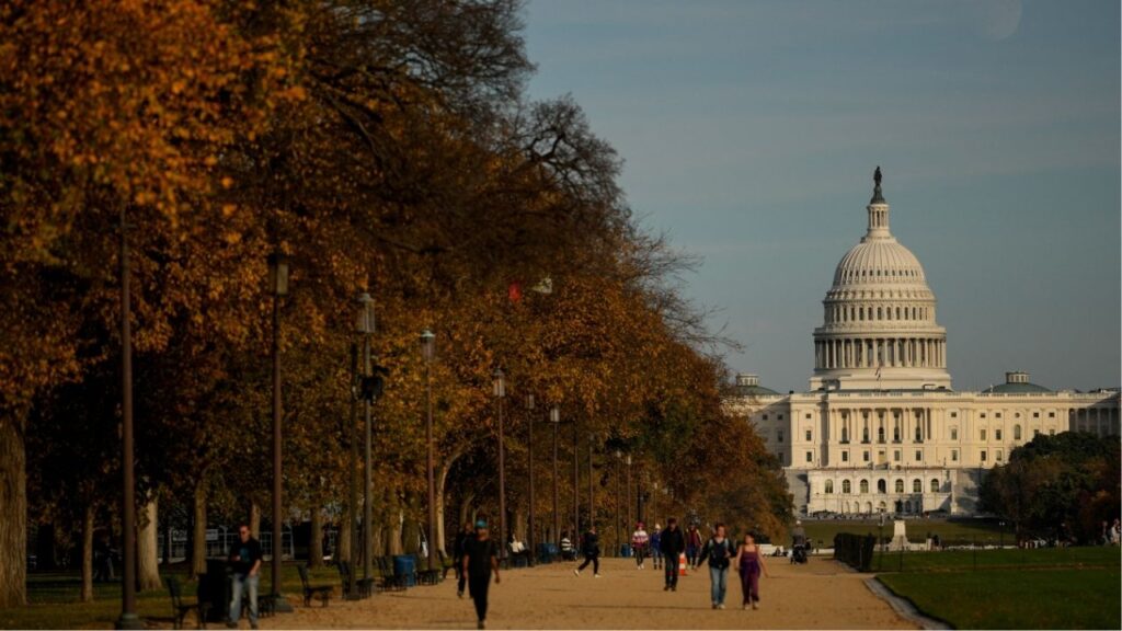 People walk along the National Mall, in view of the U.S. Capitol building, in Washington, D.C., U.S., November 2, 2025. (reuters/Kent Nishimura)