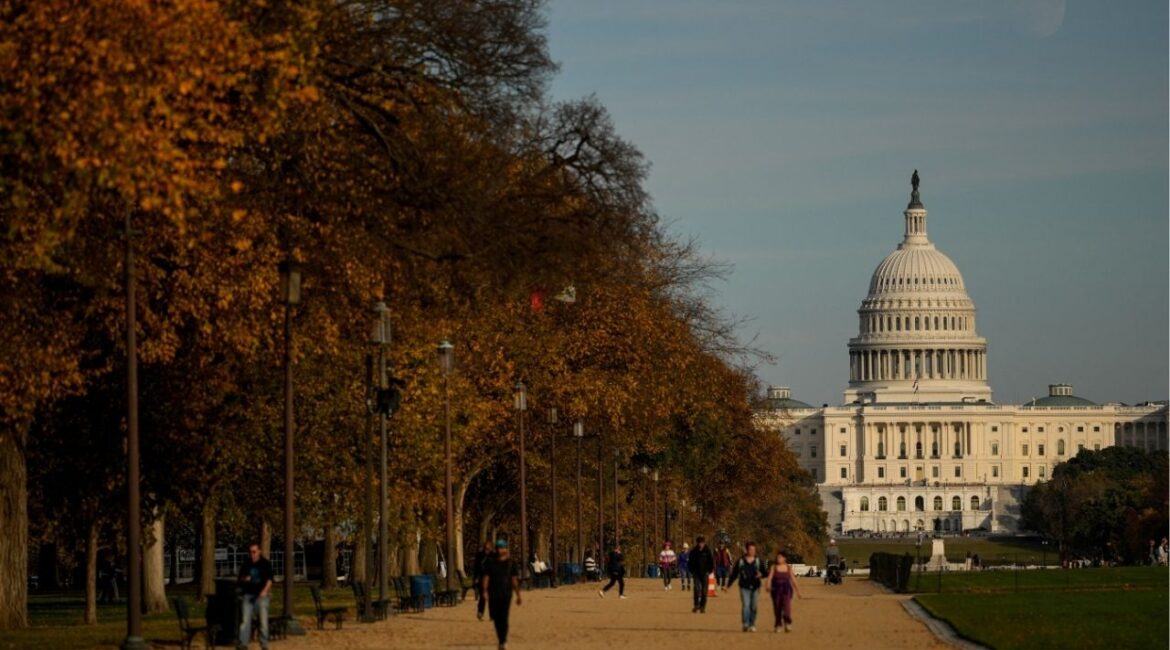 People walk along the National Mall, in view of the U.S. Capitol building, in Washington, D.C., U.S., November 2, 2025. (reuters/Kent Nishimura)