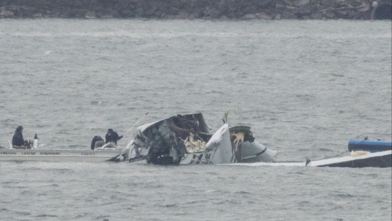 Search and rescue teams work near Ronald Reagan Washington National Airport in the aftermath of the collision of American Eagle flight 5342 and a U.S. Army Black Hawk helicopter that crashed into the Potomac River, outside Washington, U.S., January 31, 2025. (Reuters/Jeenah Moon)