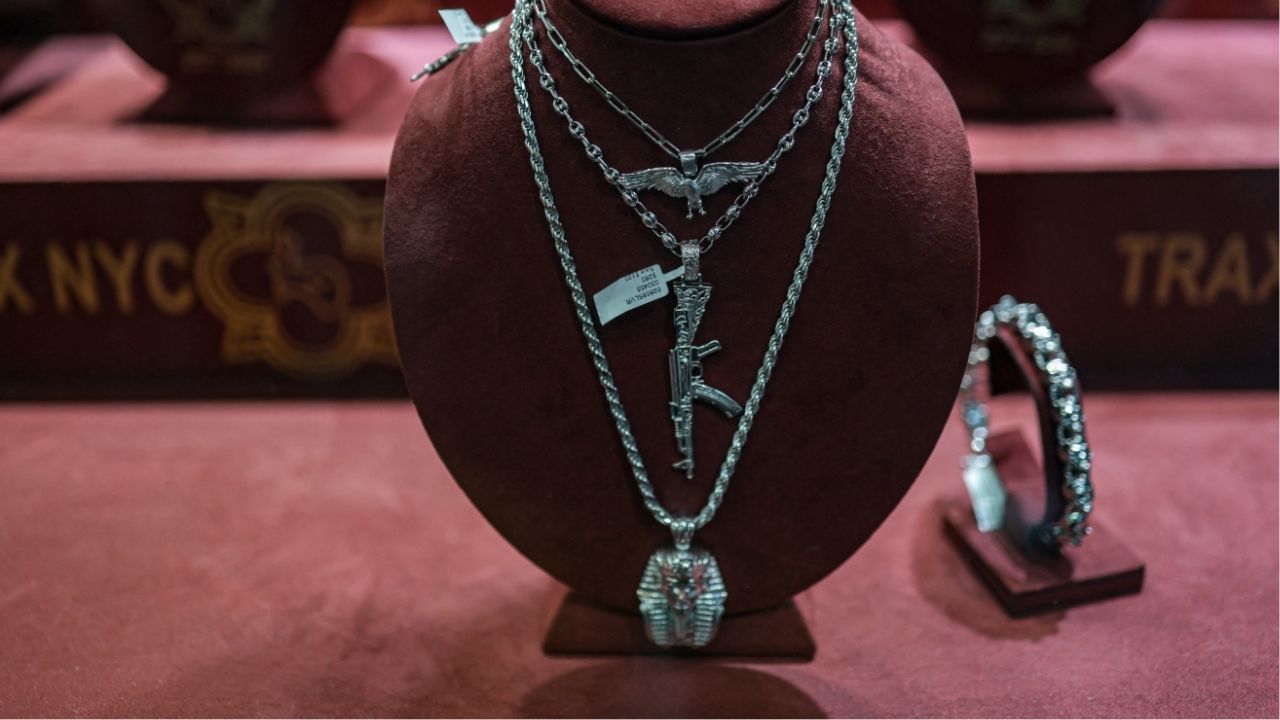 Silver jewelry displayed in New York City in Manhattan, New York City, U.S., October 15, 2025. (Reuters/Jeenah Moon)