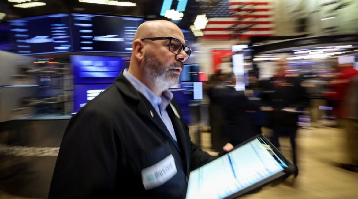 Traders work on the floor at the New York Stock Exchange (NYSE) in New York City, U.S., December 17, 2025. (Reuters/Brendan McDermid)