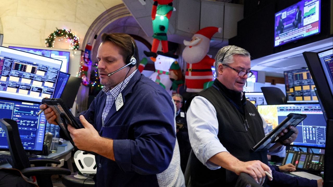Traders work on the floor at the New York Stock Exchange (NYSE) in New York City, U.S., December 8, 2025. (Reuters/Brendan McDermid)