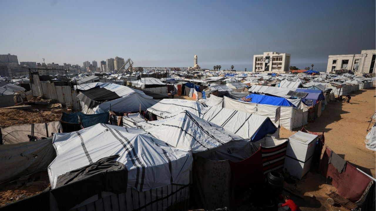 A general view of tent shelters housing displaced Palestinians who lost their homes during the war, amid worsening humanitarian conditions, in Gaza City, January 5, 2026. (Reuters/Dawoud Abu Alkas)