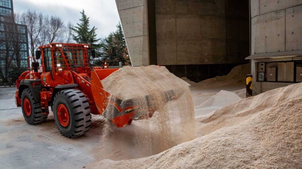 A municipal worker makes room for a shipment of road salt expected to arrive on Saturday morning at a storage facility in lower Manhattan on Friday, Jan. 23, 2026. A winter storm is expected to deliver a dangerous mix of sleet, freezing rain and heavy snow as it barrels across the country from the southern Rocky Mountains to New England from Friday into early next week. (Sara Hylton/The New York Times)