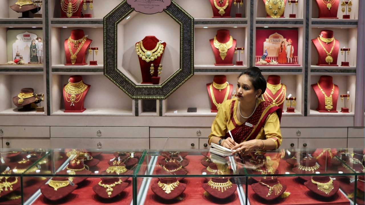 A saleswoman sits inside a Senco Gold & Diamonds jewellery showroom in Kolkata, India, January 28, 2026. (Reuters/Sahiba Chawdhary)