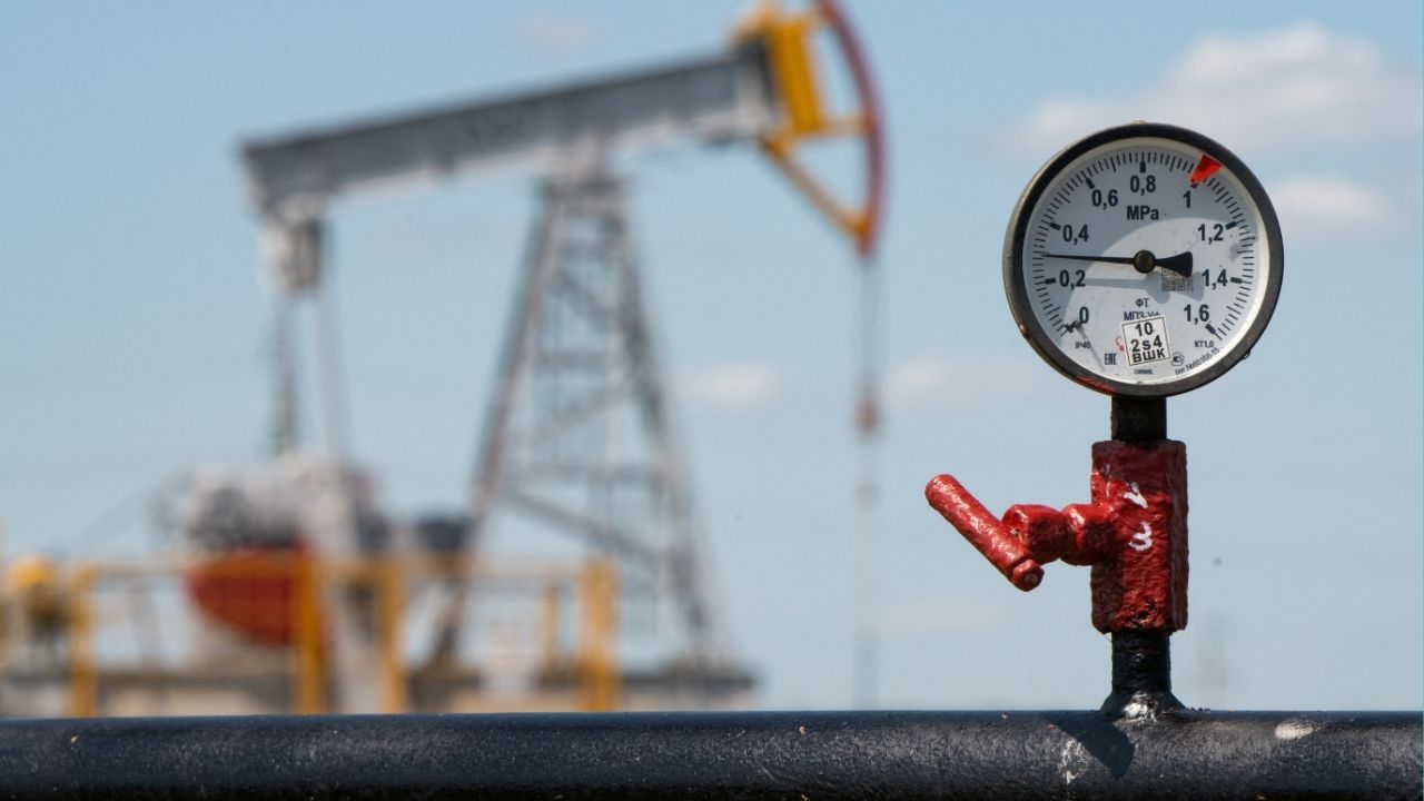 A view shows a pressure gauge near oil pump jacks outside Almetyevsk, in the Republic of Tatarstan, Russia July 14, 2025. (Reuters/Stringer)