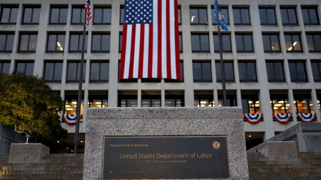 An American flag hangs on the U.S. Department of Labor headquarters, in Washington, D.C., U.S., September 16, 2025. (Reuters/Daniel Becerril)