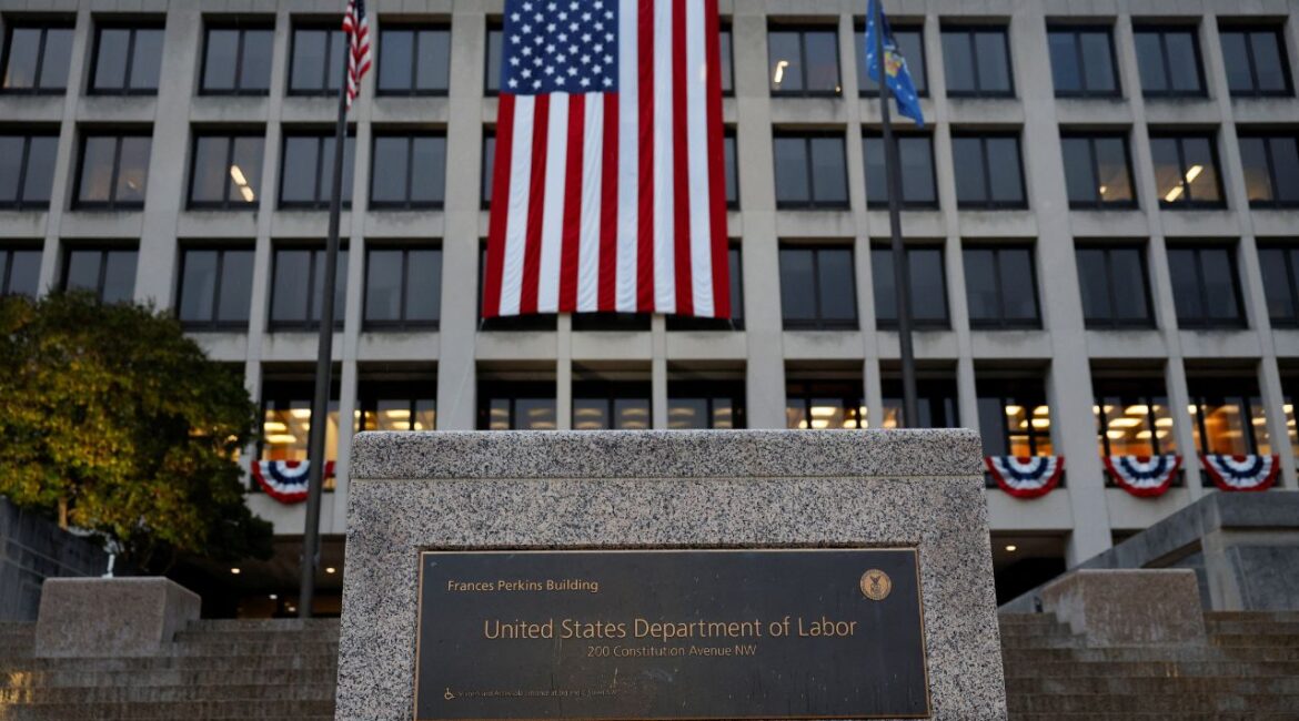 An American flag hangs on the U.S. Department of Labor headquarters, in Washington, D.C., U.S., September 16, 2025. (Reuters/Daniel Becerril)
