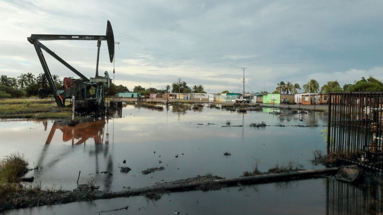 An oil pump jack is seen in an oil field near Lake Maracaibo, in Cabimas, Venezuela October 14, 2022. (Reuters/Issac Urrutia)