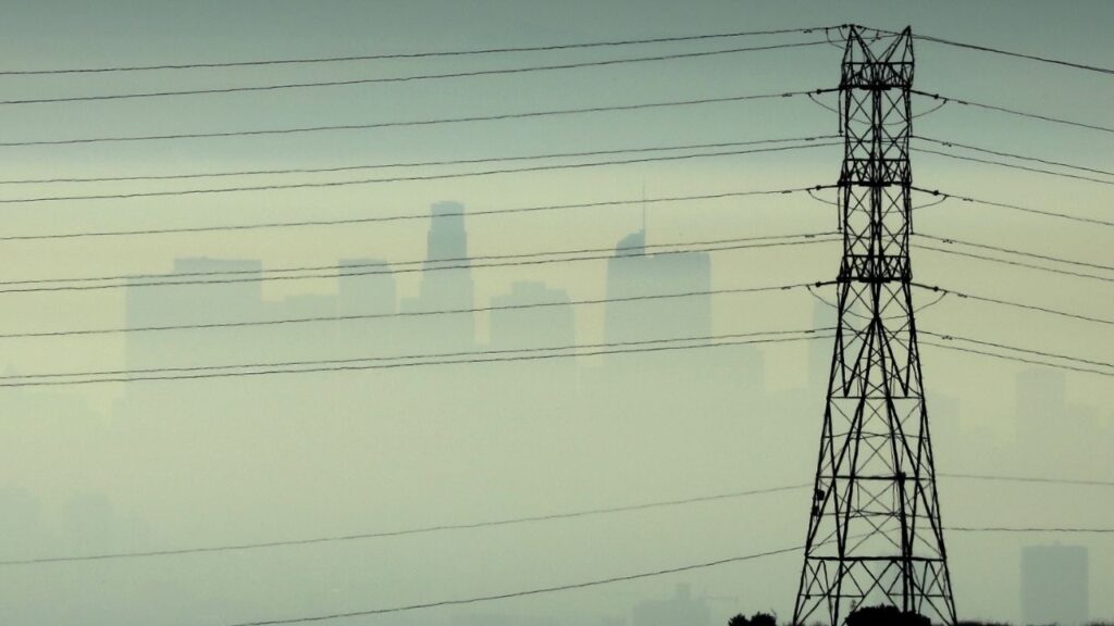 Downtown Los Angeles is seen behind an electricity pylon through the morning marine layer in Los Angeles, California, U.S., August 20, 2019. (Reuters/Lucy Nicholson)