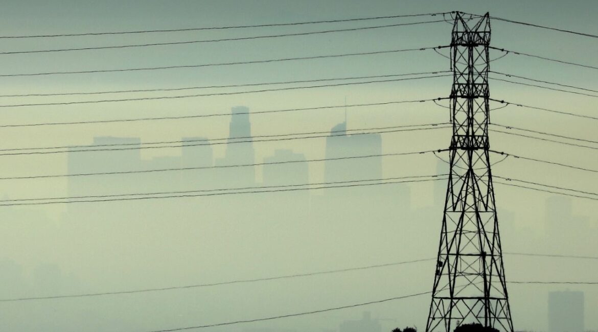 Downtown Los Angeles is seen behind an electricity pylon through the morning marine layer in Los Angeles, California, U.S., August 20, 2019. (Reuters/Lucy Nicholson)