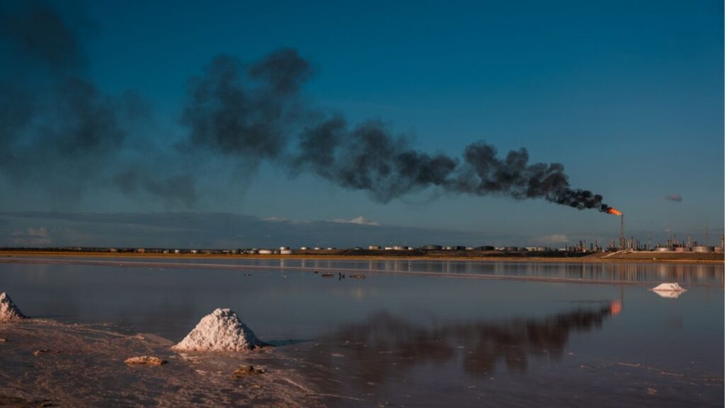 Flaring at the Amuay refinery in Punto Fijo, Venezuela, Dec. 29, 2021. Most of the reserves in the country are extra-heavy oil that’s tough to extract and generates more greenhouse gases. (Adriana Loureiro Fernandez/The New York Times)