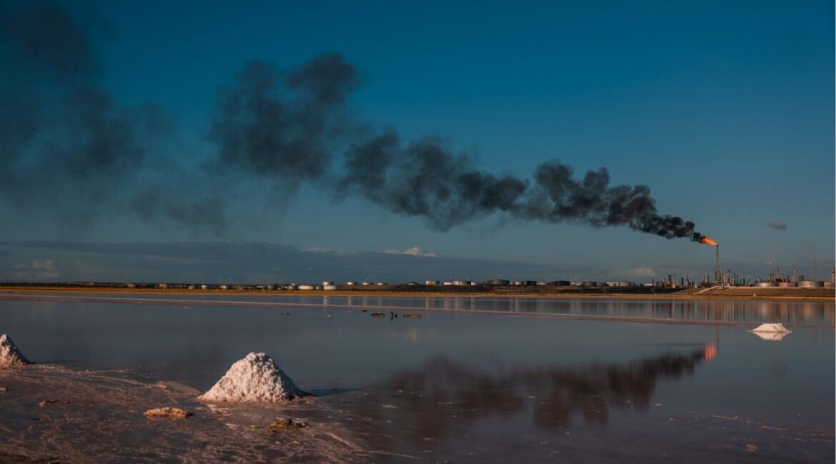 Flaring at the Amuay refinery in Punto Fijo, Venezuela, Dec. 29, 2021. Most of the reserves in the country are extra-heavy oil that’s tough to extract and generates more greenhouse gases. (Adriana Loureiro Fernandez/The New York Times)