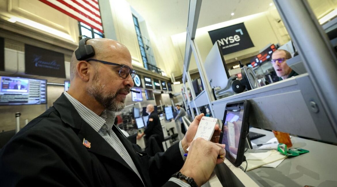 Futures-options traders work on the floor at the New York Stock Exchange's NYSE American (AMEX) in New York City, U.S., January 13, 2026. (Reuters/Brendan McDermid)