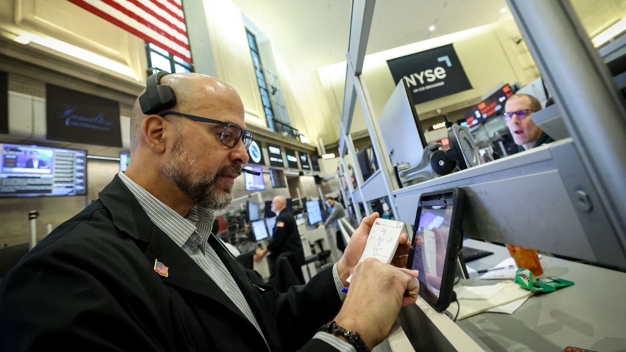 Futures-options traders work on the floor at the New York Stock Exchange's NYSE American (AMEX) in New York City, U.S., January 13, 2026. (Reuters/Brendan McDermid)