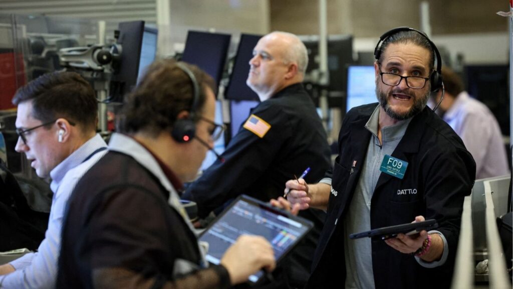 Futures-options traders work on the floor at the New York Stock Exchange's NYSE American (AMEX) in New York City, U.S., January 6, 2026. (Reuters/Brendan McDermid)