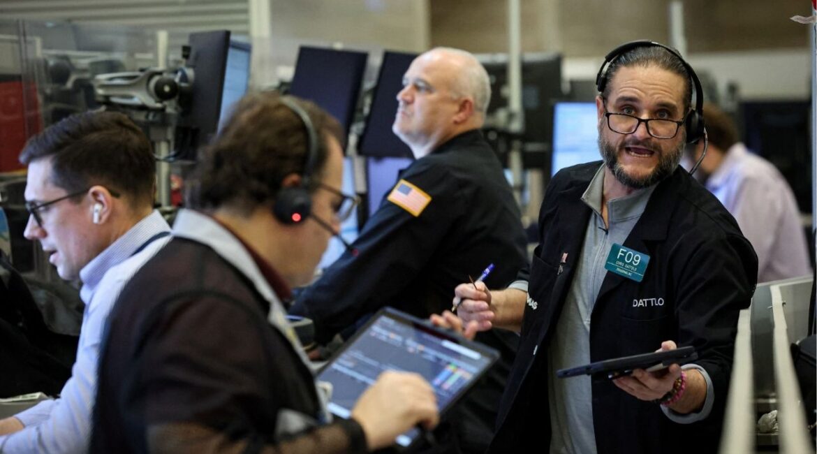 Futures-options traders work on the floor at the New York Stock Exchange's NYSE American (AMEX) in New York City, U.S., January 6, 2026. (Reuters/Brendan McDermid)