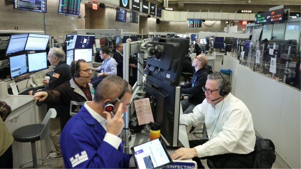 Futures-options traders work on the floor at the New York Stock Exchange's NYSE American (AMEX) in New York City, U.S., January 6, 2026. (Reuters/Brendan McDermid)