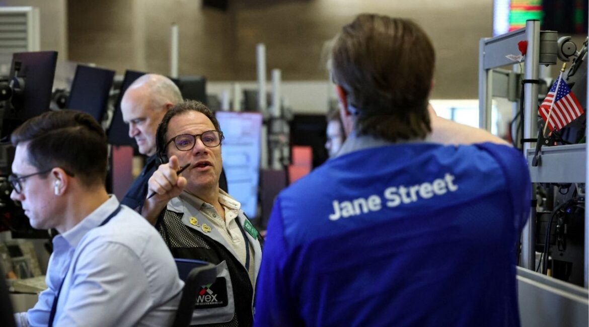 Futures-options traders work on the floor at the New York Stock Exchange's NYSE American (AMEX) in New York City, U.S., January 7, 2026. (Reuters/Brendan McDermid)