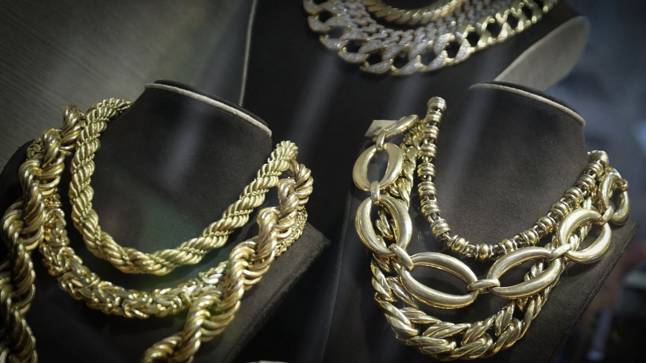Gold jewelry is displayed in a shop window in Manhattan’s diamond district as global gold prices hovered near all-time highs in New York City, January 7, 2026. (Reuters/Mike Segar)