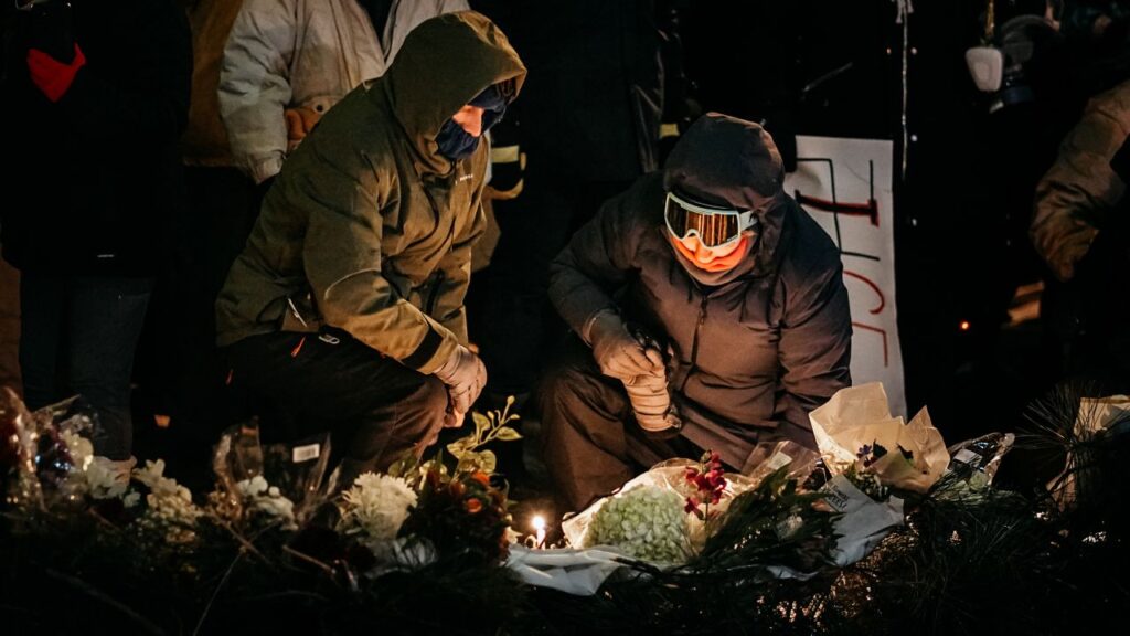 Image of night-time mourners at a vigil for slain ICU nurse Alex Jeffrey Pretti