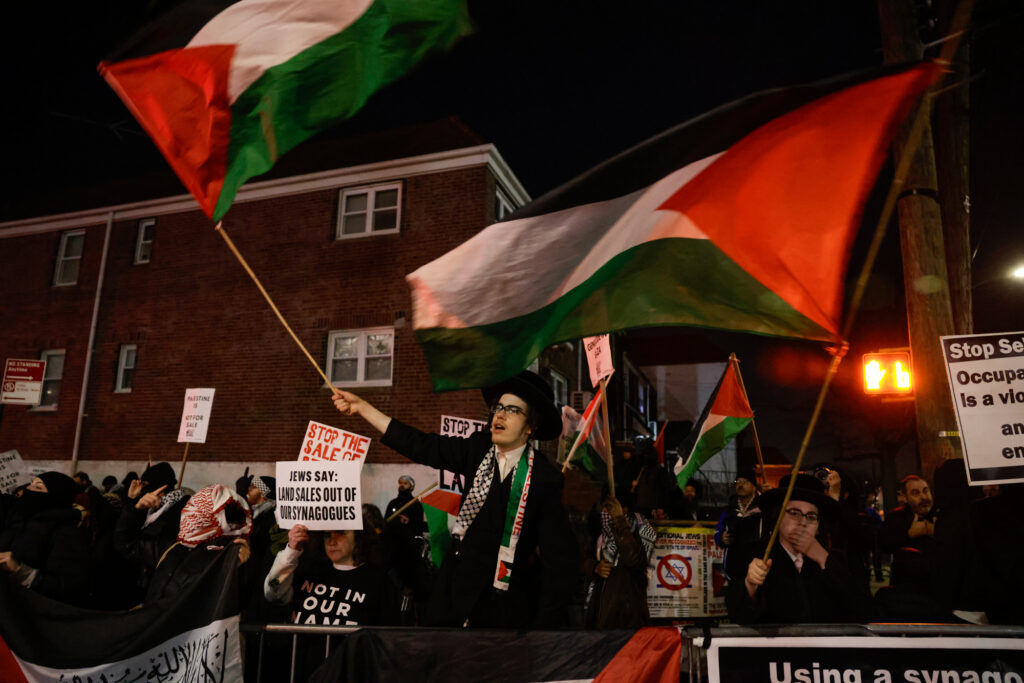 Palestine supporters rally outside an event in the Queens borough of the New York on Thursday, Jan. 98, 2026, prompting real estate sales in Jerusalem. New York Mayor Zohran Mamdani condemned the language used at the protest, where pro-Palestinian demonstrators chanted in support of Hamas and pro-israel demonstrators shouted racial and homophobic slurs. (Mini d’ Autremont/ The New York Times)