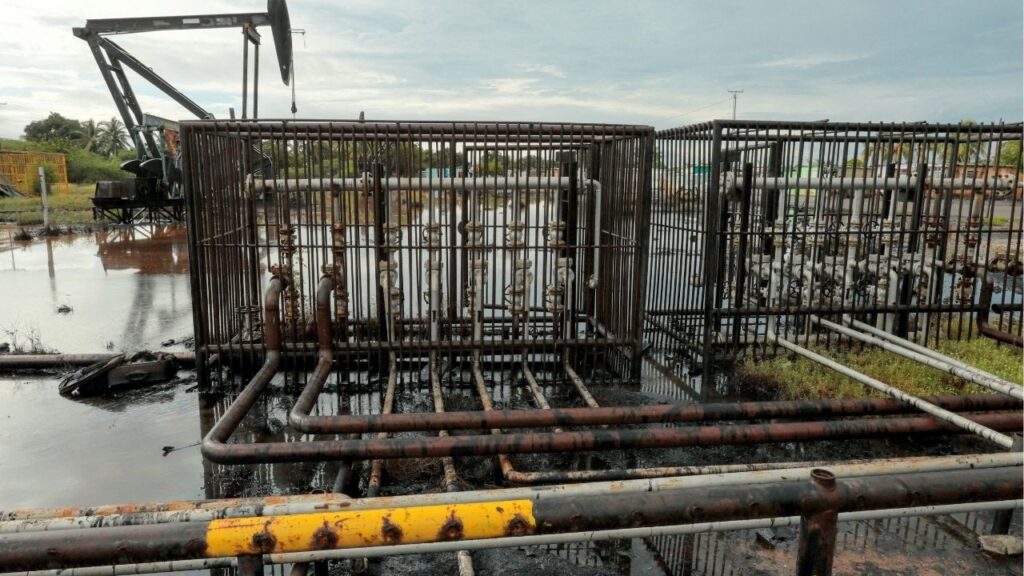 Pipelines and an oil pump jack are seen in an oil field near Lake Maracaibo, in Cabimas, Venezuela October 14, 2022. (Reuters File)