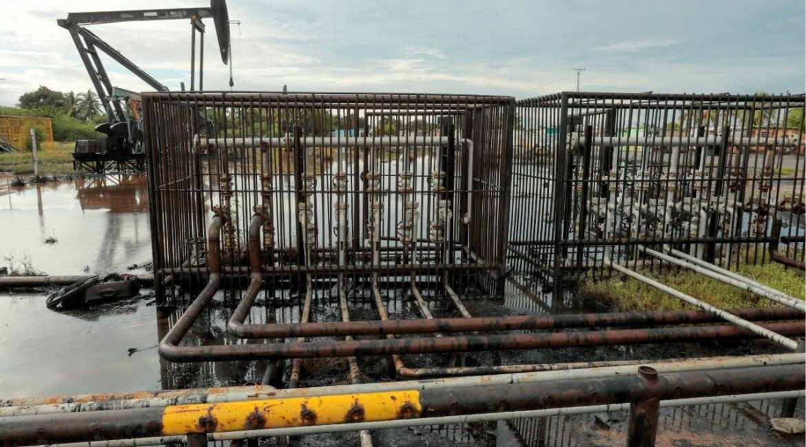 Pipelines and an oil pump jack are seen in an oil field near Lake Maracaibo, in Cabimas, Venezuela October 14, 2022. (Reuters File)