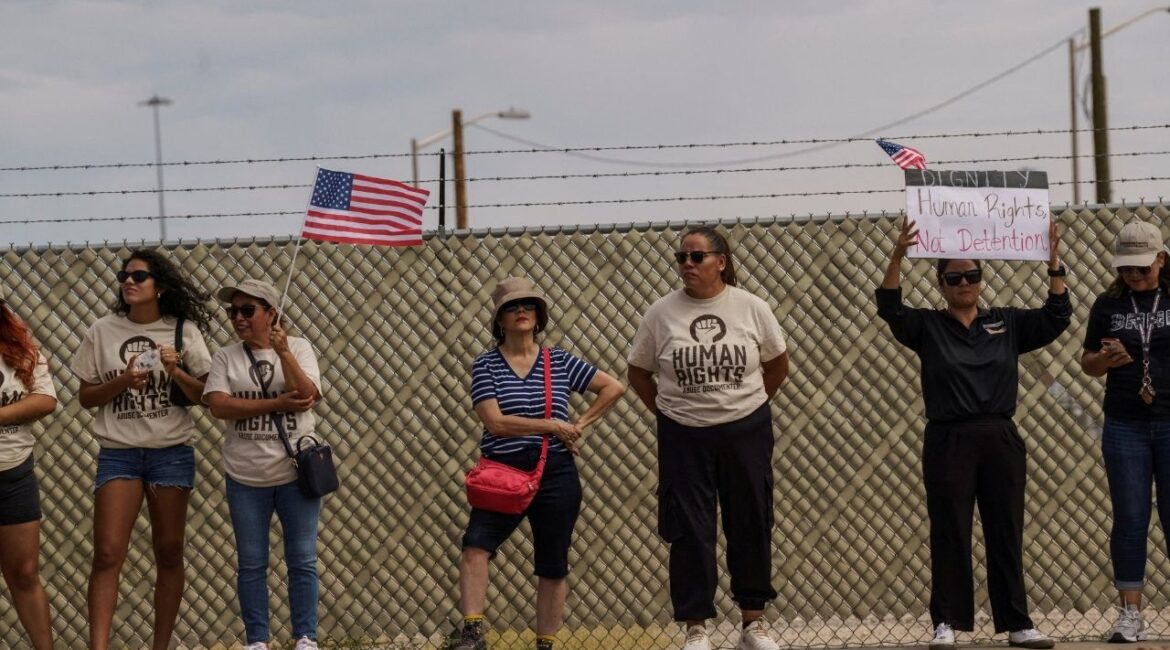 Protesters opposing mass deportations by ICE at the Cassidy Gate at Fort Bliss, in El Paso, Texas, U.S., August 17, 2025. (Reuters File)