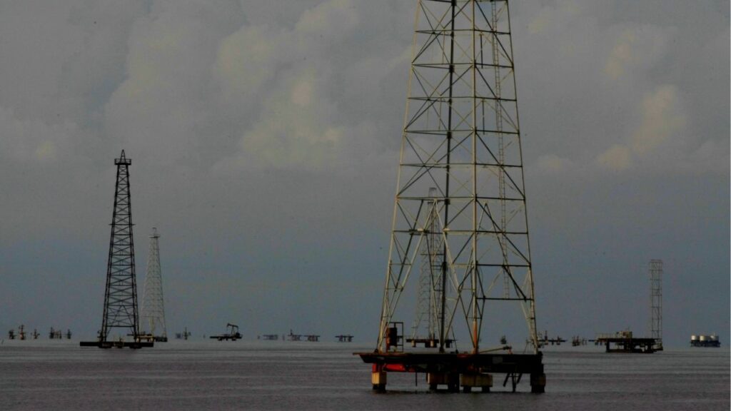 Pumpjacks are seen at Lake Maracaibo in Cabimas, Venezuela October 5, 2017. Picture taken October 5, 2017. (Reuters File)
