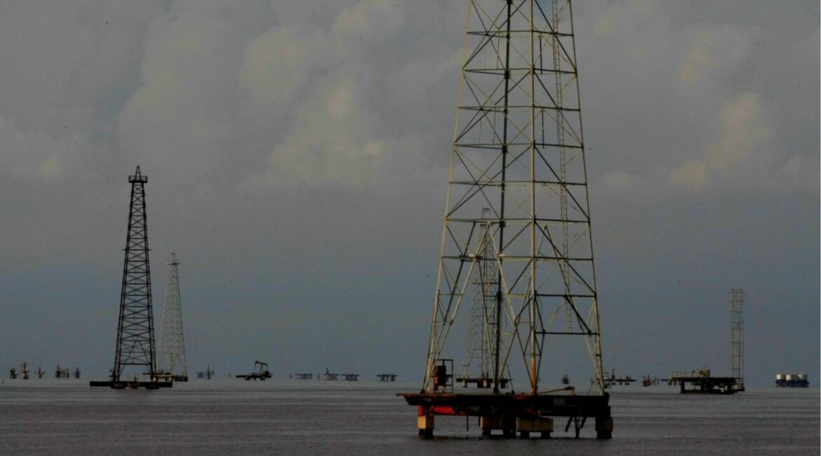 Pumpjacks are seen at Lake Maracaibo in Cabimas, Venezuela October 5, 2017. Picture taken October 5, 2017. (Reuters File)