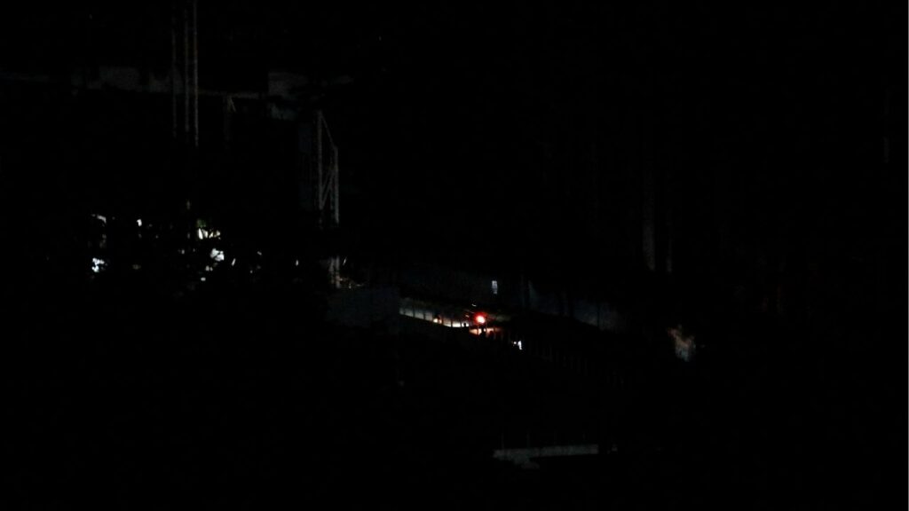 Residents evacuate Fort Tiuna, a military zone, during a full blackout, following explosions and loud noises, amid rising tensions between administrations of U.S. President Donald Trump and Venezuelan President Nicolas Maduro, in Caracas, Venezuela, January 3, 2026. REUTERS/Leonardo Fernandez Viloria