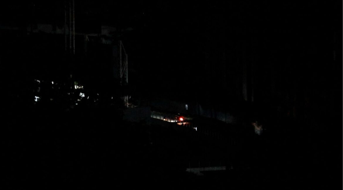 Residents evacuate Fort Tiuna, a military zone, during a full blackout, following explosions and loud noises, amid rising tensions between administrations of U.S. President Donald Trump and Venezuelan President Nicolas Maduro, in Caracas, Venezuela, January 3, 2026. REUTERS/Leonardo Fernandez Viloria