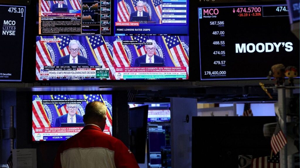 Screens broadcasts a press conference by U.S. Federal Reserve Chair Jerome Powell following the Fed rate cut announcement, on the floor of the New York Stock Exchange (NYSE) in New York City, U.S., October 29, 2025. (Reuters File)