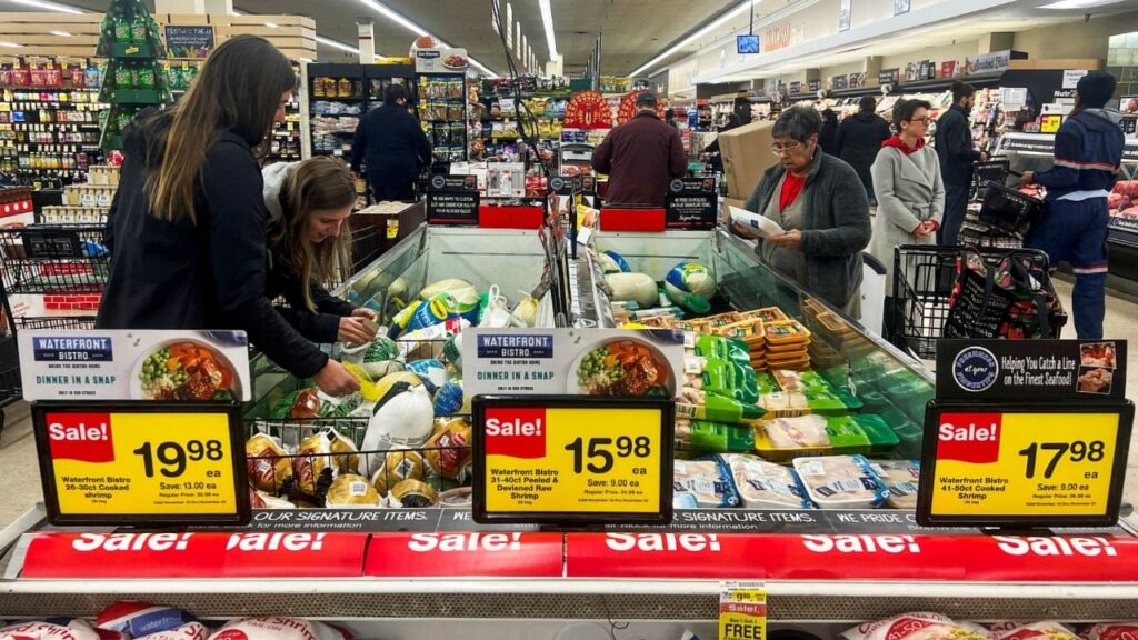 Shoppers crowd a supermarket to buy food ahead of the Thanksgiving holiday in Chicago, Illinois, U.S. November 22, 2022. (Reuters File)