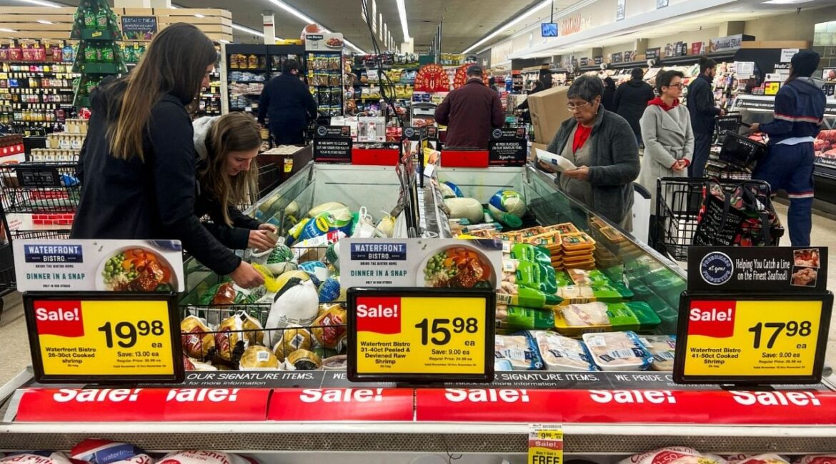 Shoppers crowd a supermarket to buy food ahead of the Thanksgiving holiday in Chicago, Illinois, U.S. November 22, 2022. (Reuters File)