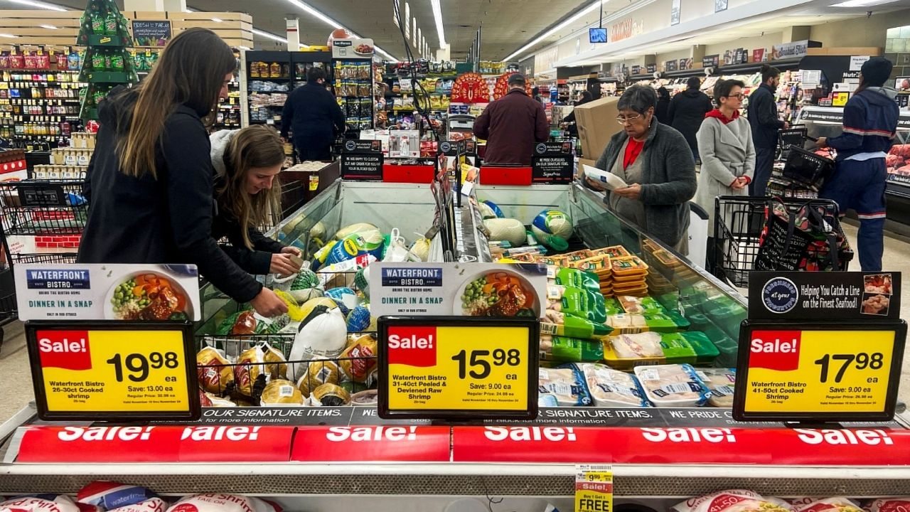 Shoppers crowd a supermarket to buy food ahead of the Thanksgiving holiday in Chicago, Illinois, U.S. November 22, 2022. (Reuters File)