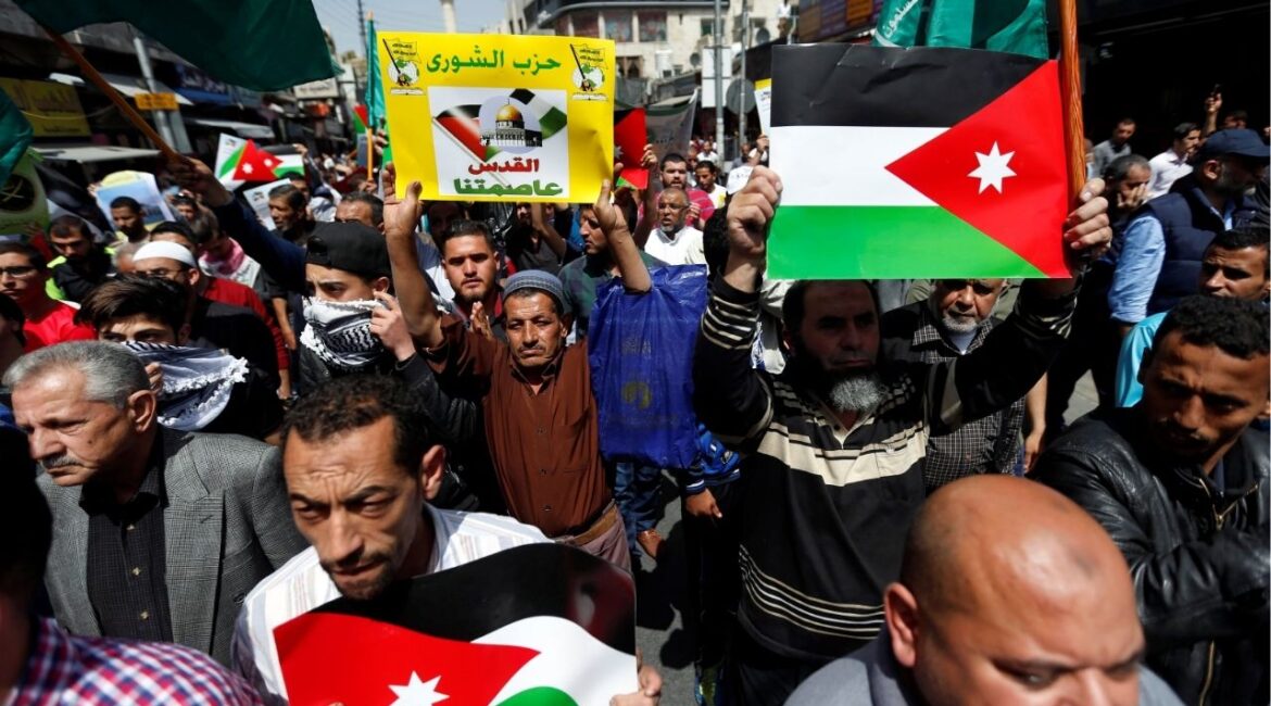 Supporters of the Muslim Brotherhood hold Jordanian flags and chant slogans during a pro-Palestinian demonstration after Friday prayers in Amman, Jordan, April 13, 2018. The placard reads: "Jerusalem our capital". (Reuters/Muhammad Hamed)