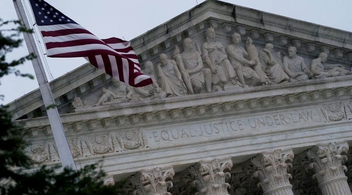 The U.S. Supreme Court building is seen in the rain in Washington, U.S., October 2, 2022. (Reuters/Elizabeth Frantz)