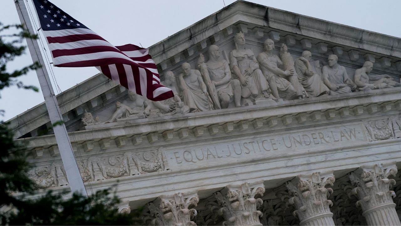 The U.S. Supreme Court building is seen in the rain in Washington, U.S., October 2, 2022. (Reuters/Elizabeth Frantz)