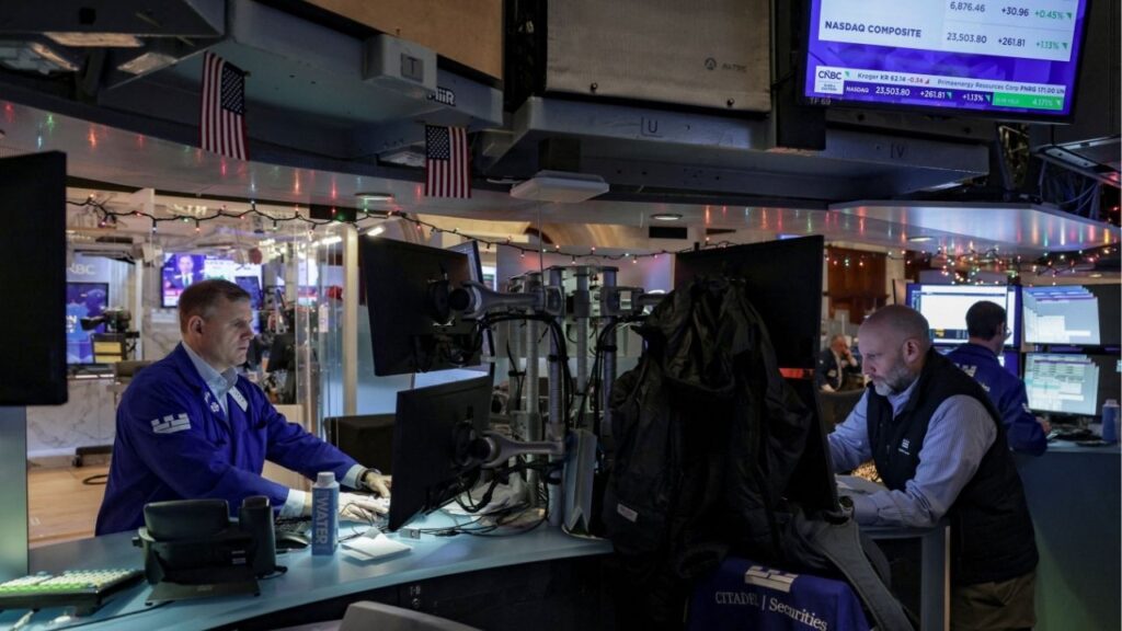 Traders work on the floor at the New York Stock Exchange (NYSE) in New York City, U.S., January 2, 2026. (Reuters/Jeenah Moon)