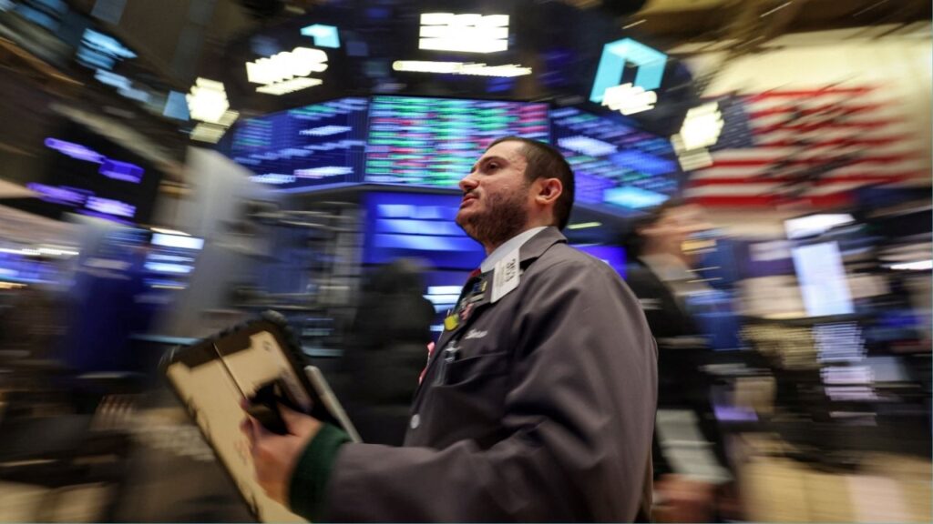 Traders work on the floor at the New York Stock Exchange (NYSE) in New York City, U.S., January 26, 2026. (Reuters/Brendan McDermid)