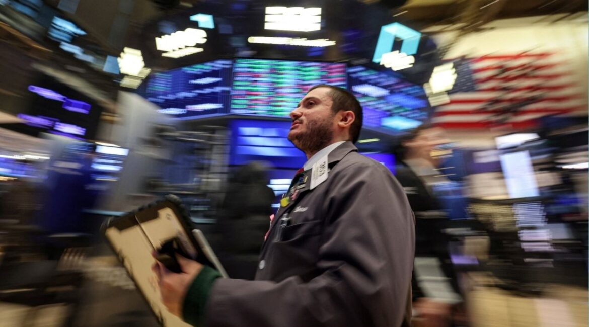 Traders work on the floor at the New York Stock Exchange (NYSE) in New York City, U.S., January 26, 2026. (Reuters/Brendan McDermid)