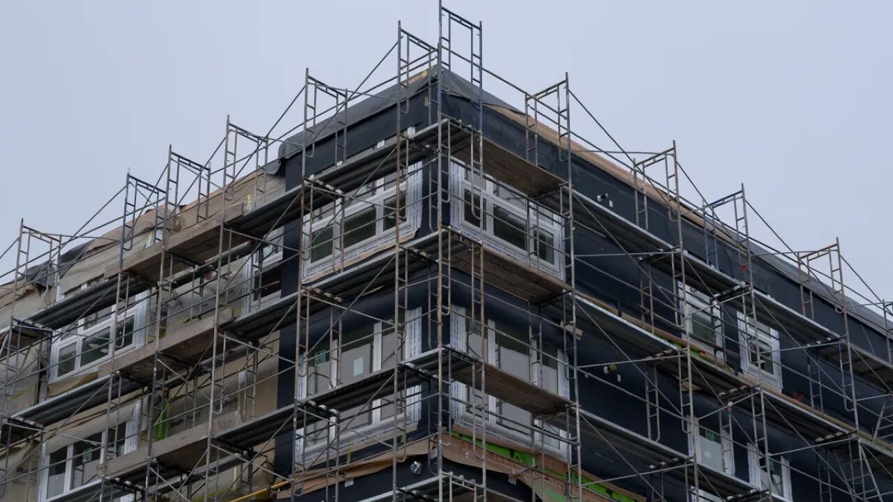 Image of a factory-built, multi-story apartment building being assembled