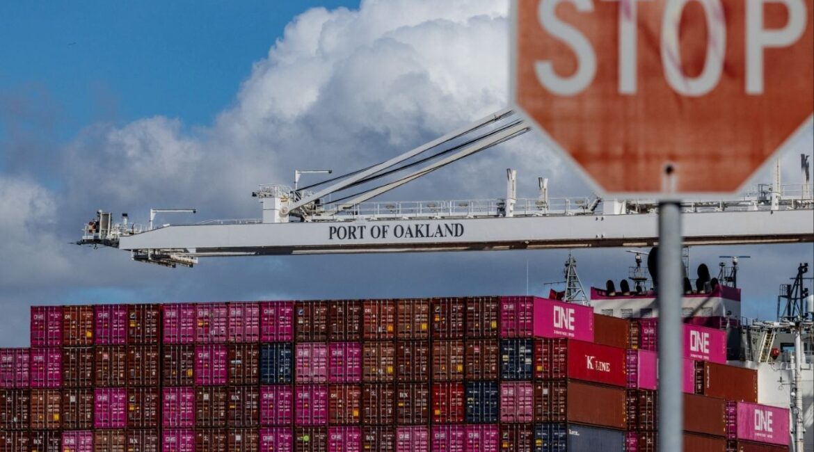 A cargo ship full of shipping containers is seen at the port of Oakland as trade tensions escalate over U.S. tariffs, in Oakland, California, U.S., March 6, 2025. (Reuters/Carlos Barria)